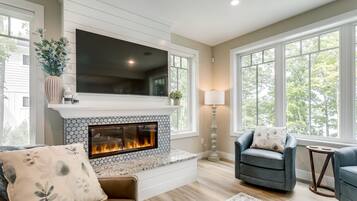 TV connectée, cheminée, chaîne hi-fi