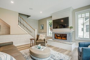 Smart TV, chimenea y estéreo