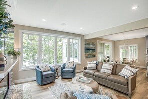 Smart TV, fireplace, stereo