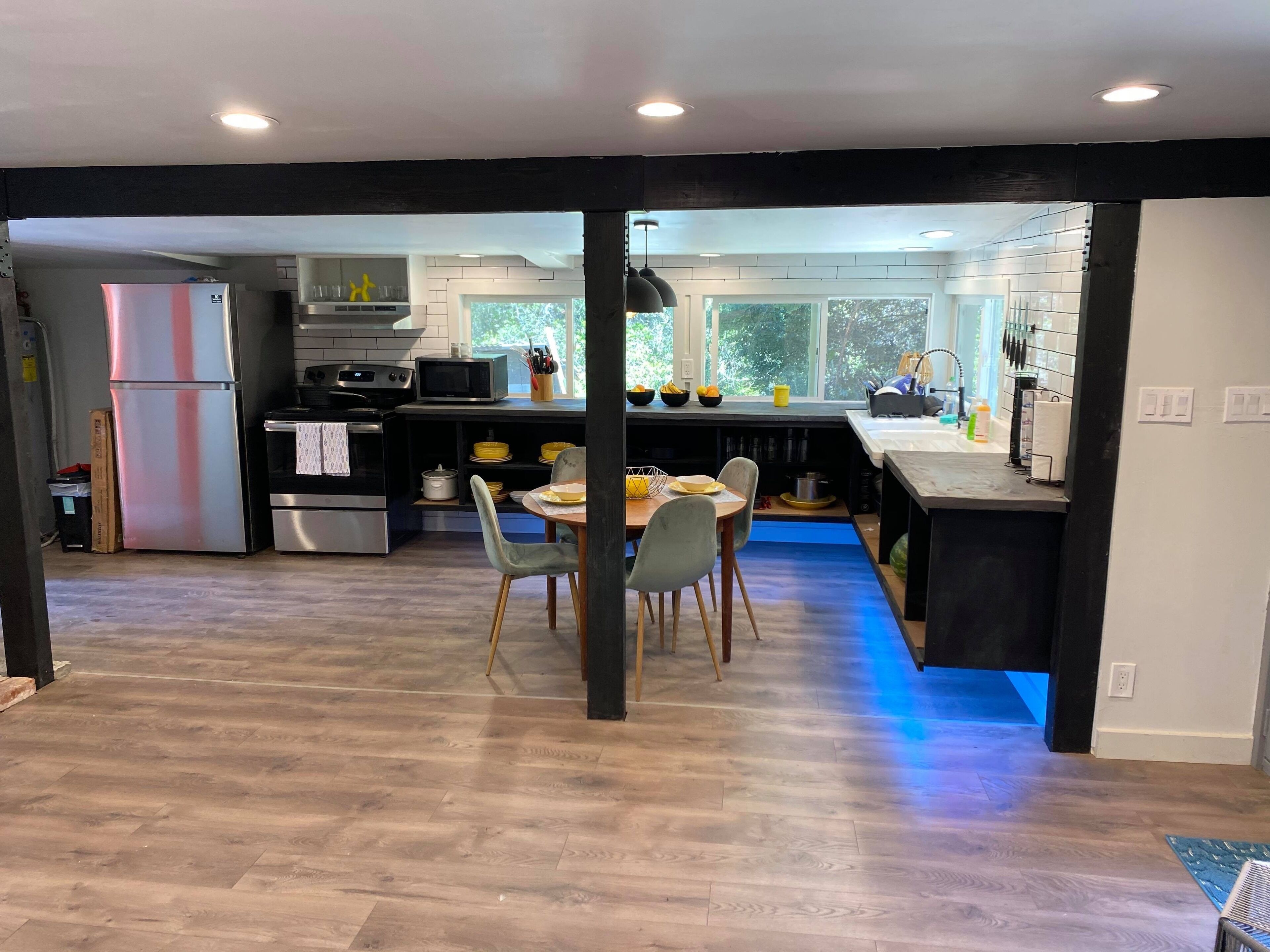 Jääkaappi, mikroaaltouuni, uuni, liesi