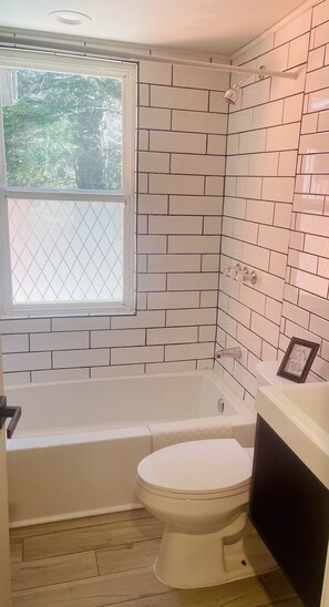 Combined shower/bathtub, towels, soap, toilet paper - The Black Cabin, spacious, secluded and tranquil. (Fort Bragg)