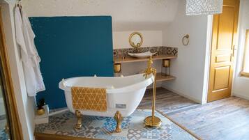 Deluxe Suite, Hot Tub (Paris) | Bathroom | Towels