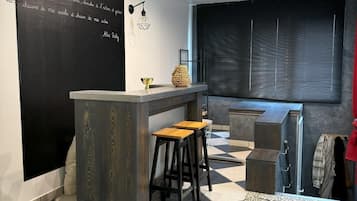 Family Apartment, Ensuite, Garden View | Bar (on property)