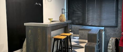 Appartement Familial, salle de bains attenante, vue jardin | Bar (sur place)