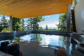 Chalet | Private spa tub