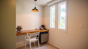 Quarto casal standard, 2 camas Queen | Frigobar, escrivaninha, espaço de trabalho para notebook