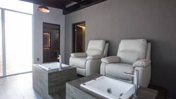 浴缸、熱石按摩、深層組織按摩、敷體療程、臉部療程、腳底按摩