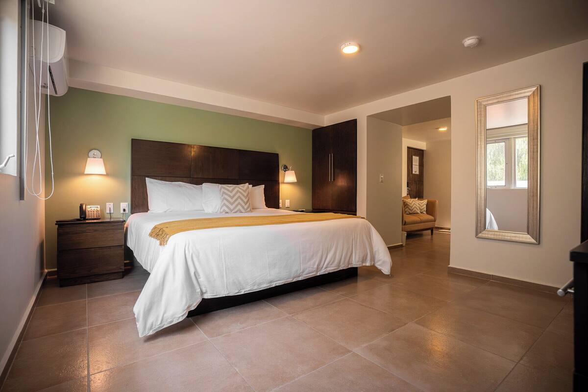 Standard Suite, 1 King Bed | Minibar, desk, laptop workspace, blackout drapes