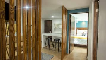 Minibar, escritorio y espacio para trabajar con laptop