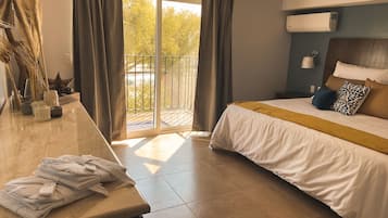 Phòng Suite có thiết kế đặc trưng, 1 giường cỡ king, tủ lạnh | 1 phòng ngủ, minibar, bàn, khu vực làm việc phù hợp cho laptop