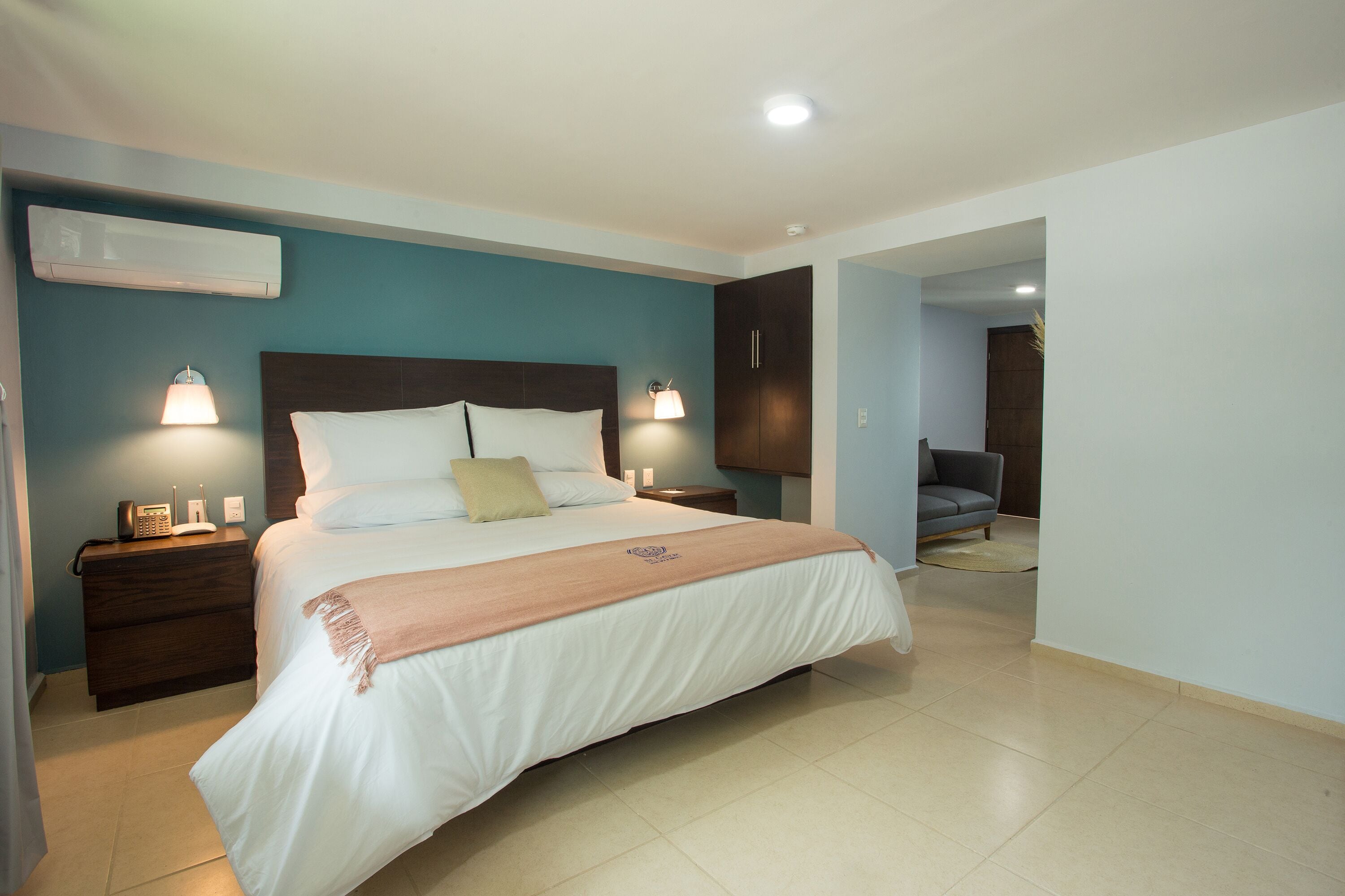 deluxe suite, 1 king bed | 1 bedroom, minibar, desk, laptop workspace