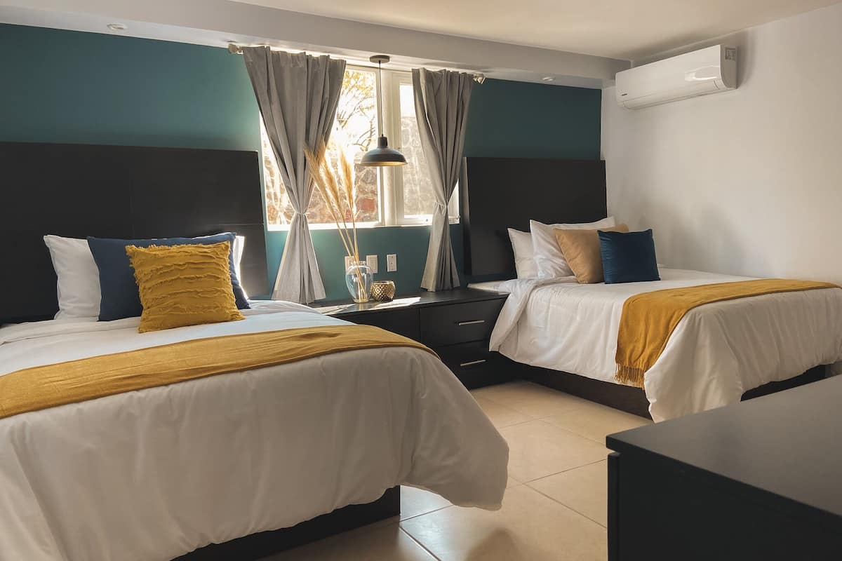 Deluxe Suite, 2 Katil Ratu (Queen) | 1 bilik tidur, bar mini, meja, ruang kerja komputer riba