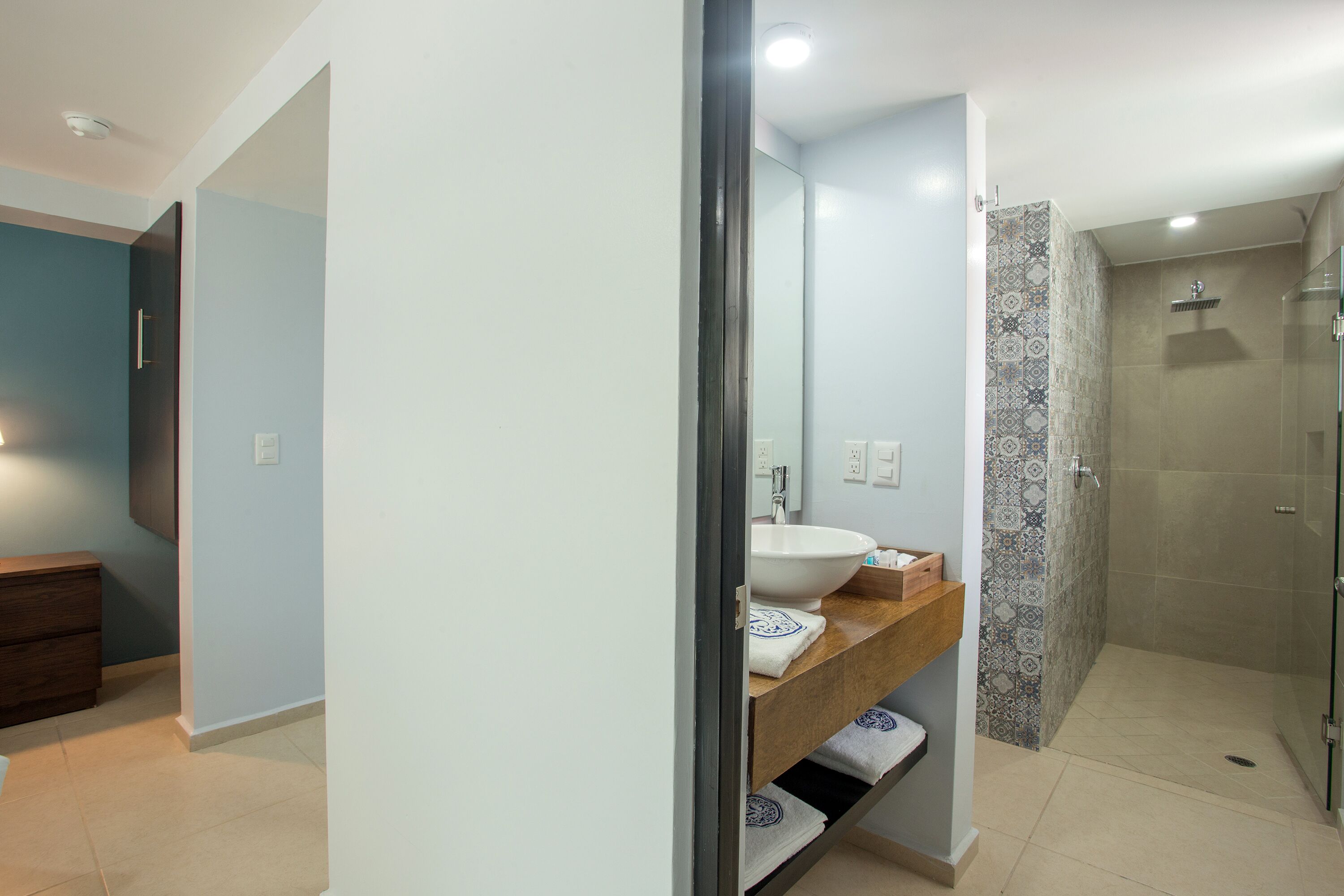 deluxe suite, 1 king bed | 1 bedroom, minibar, desk, laptop workspace