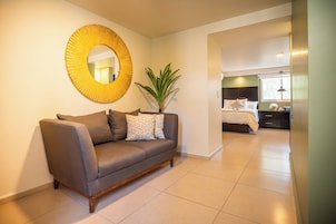 Quarto casal standard, 2 camas Queen | Frigobar, escrivaninha, espaço de trabalho para notebook
