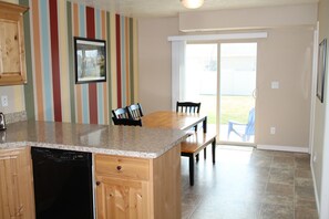 Kitchen - Clean & Comfortable Townhome|Near Costco|Self-Checkin|Great for kids|Rest& Relax (Ammon)
