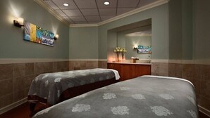 Ein Hotelzimmer mit zwei Betten, einer kleinen Küchenzeile und einem Badezimmer.