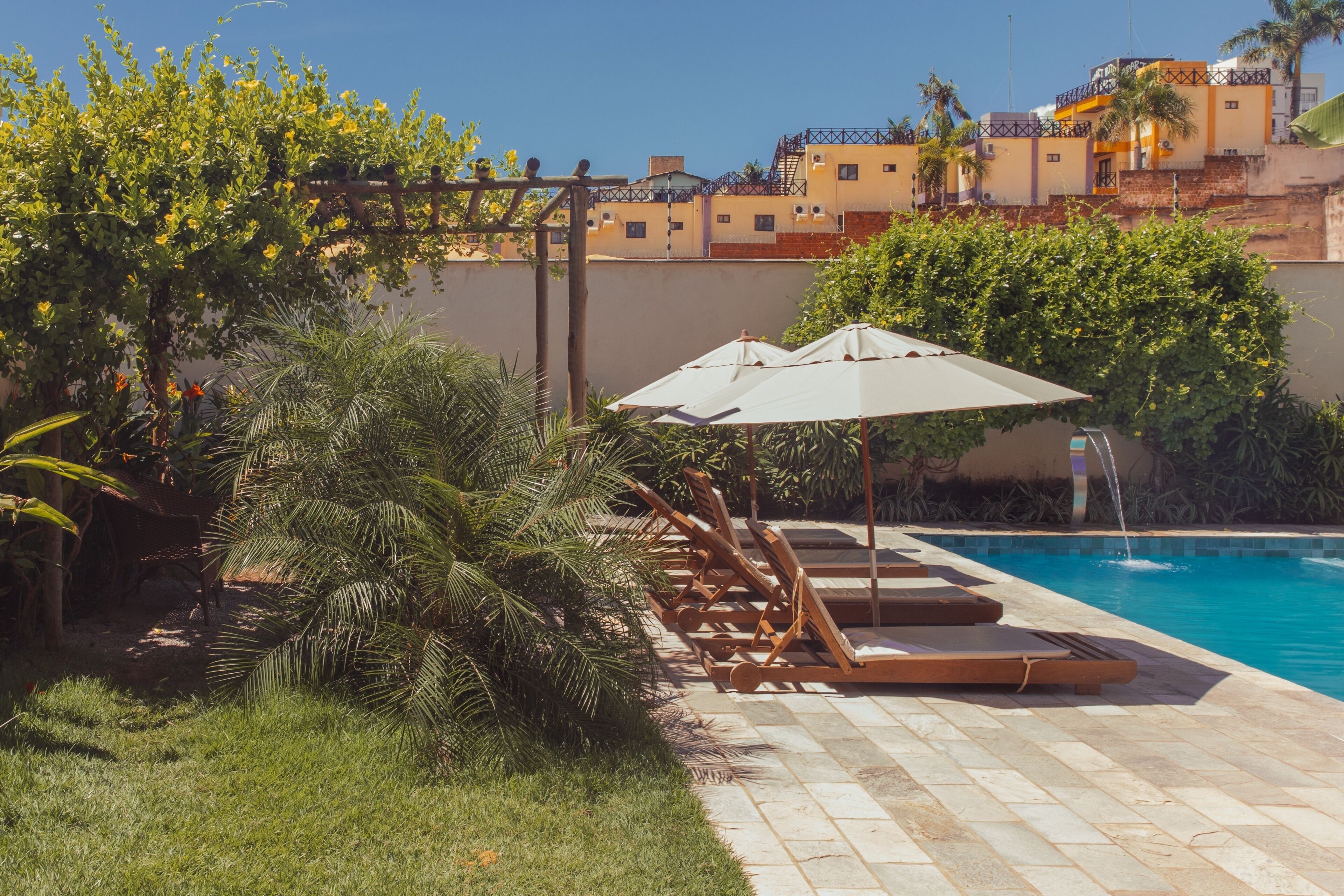 Una piscina al aire libre (de 08:00 a 22:00), tumbonas