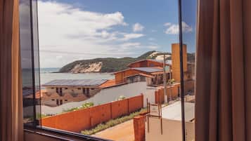 Quarto casal superior | Frigobar, escrivaninha, ferros/tábuas de passar roupa, Wi-Fi de cortesia