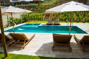 Una piscina al aire libre (de 08:00 a 22:00), tumbonas