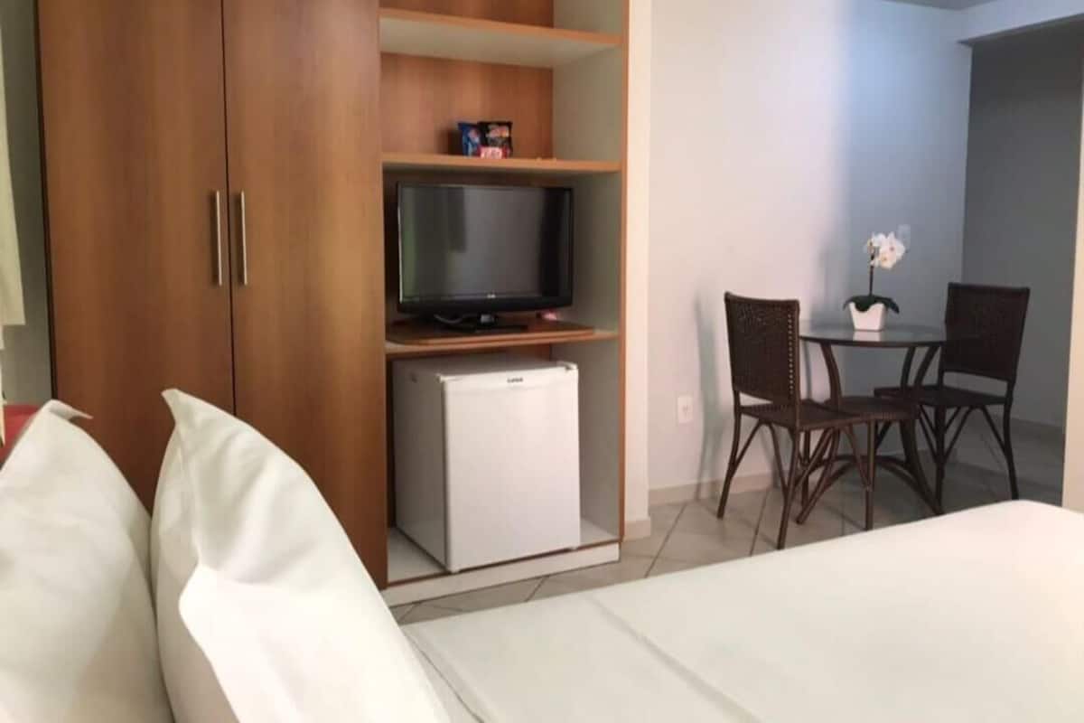 Minibar, skrivebord, strykejern/-brett og wi-fi (inkludert)