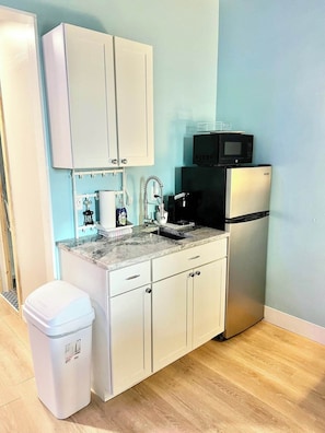 Microwave, coffee/tea maker, toaster, cookware/dishes/utensils - The Bungalow, 2nd row from Ocean, Pool/Hot Tub! (Myrtle Beach)