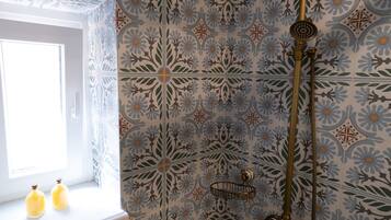 Douche, sĂšche-cheveux, serviettes fournies, savon