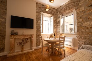 2 bedrooms, iron/ironing board, free WiFi, bed sheets - La Cantada - Renovated apartment in Corfu town (Kerkira)