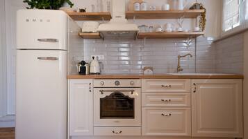 Køleskab, ovn, kaffe-/temaskine, brødrister