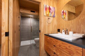 Refuge 17A | Bathroom | Shower, towels, soap, shampoo - Les Refuges (Petite-Riviere-Saint-Francois)