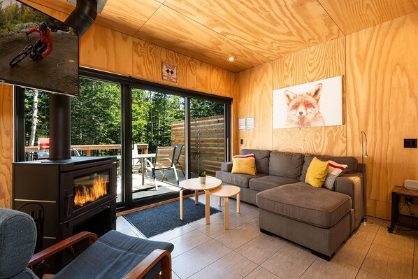 Refuge 17A | Living area | 32-inch flat-screen TV with cable channels - Les Refuges (Petite-Riviere-Saint-Francois)