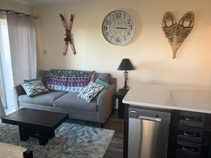 Televisie, een open haard en een dvd-speler