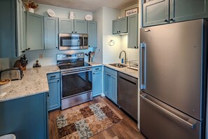 Réfrigérateur, micro-ondes, four, lave-vaisselle