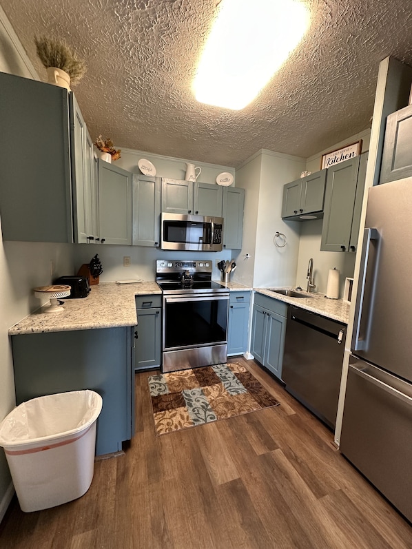 Réfrigérateur, micro-ondes, four, lave-vaisselle