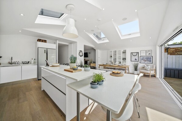 Réfrigérateur, four à micro-ondes, un four, surface de cuisson