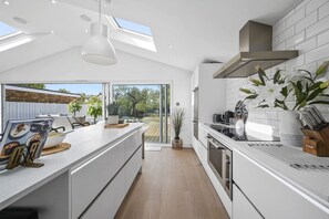 Réfrigérateur, four à micro-ondes, un four, surface de cuisson