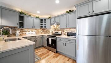 Frigorífico, microondas, horno y placa de cocina