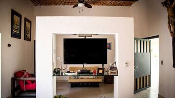 TV connectée, lecteur de DVD, livres