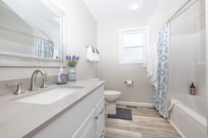 Ensemble douche/baignoire, sèche-cheveux, serviettes fournies, savon