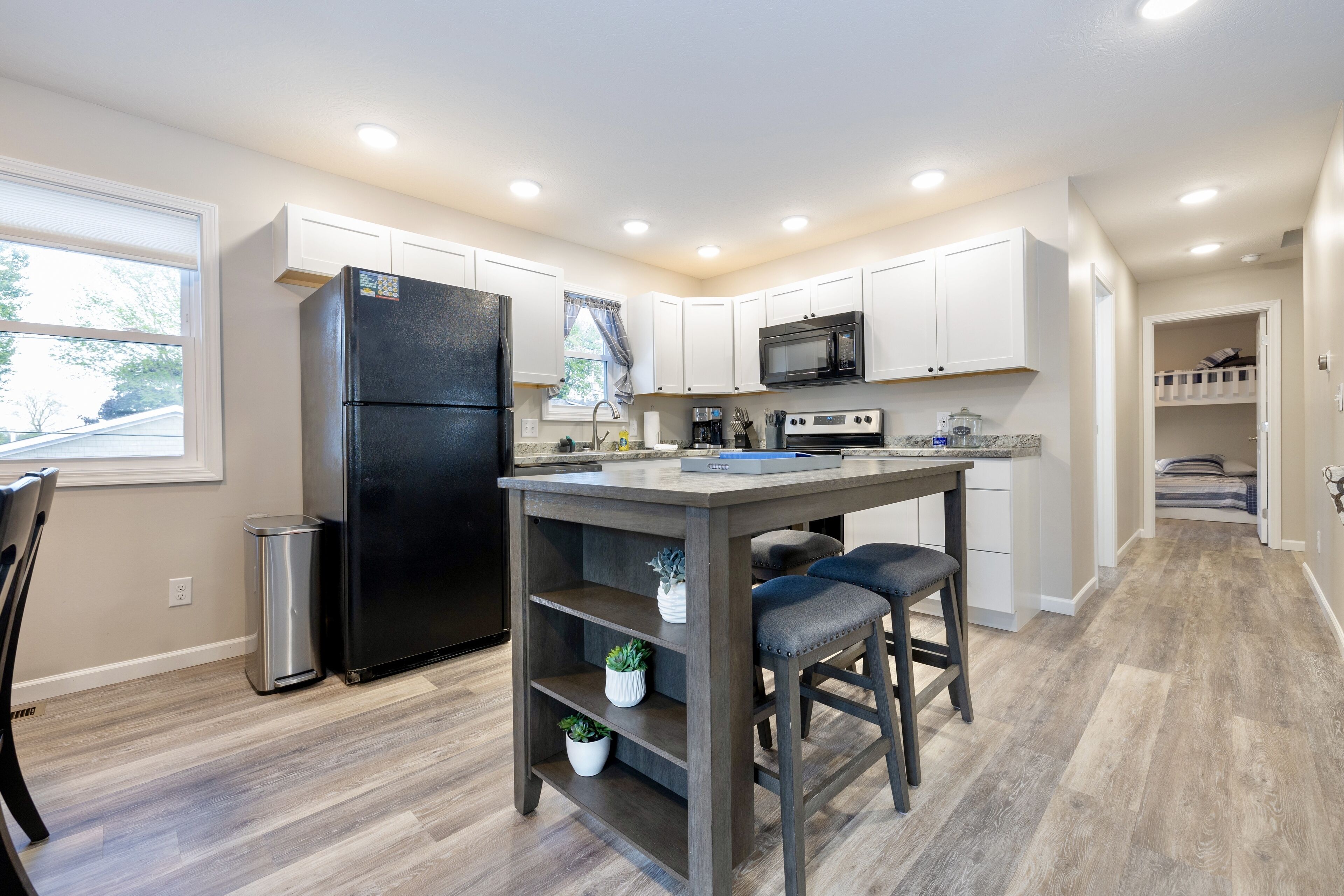 Frigorífico, microondas, horno y placa de cocina