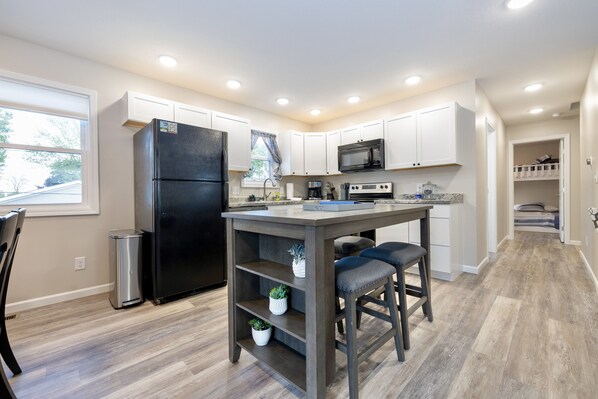 Réfrigérateur, micro-ondes, four, plaque de cuisson