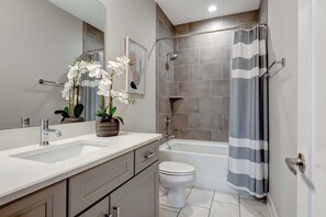 Combined shower/bathtub, hair dryer, towels