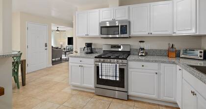 Newly Renovated 4B/2Bth Great Spot for Work or Fun