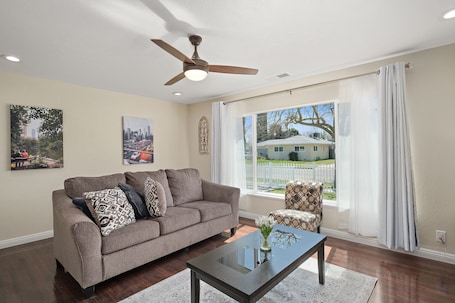 Smart TV. Newly Renovated 4B/2Bth Great Spot for Work or Fun