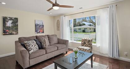 Newly Renovated 4B/2Bth Great Spot for Work or Fun