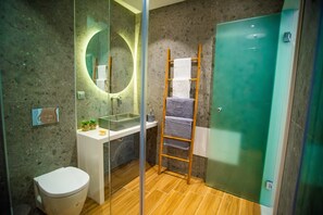 Shower, hair dryer, towels, soap - Velvet     (Gournes)