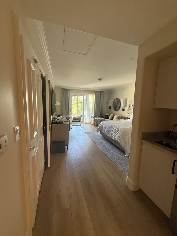 Iron/ironing board, WiFi, bed sheets