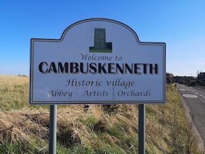 A welcome sign for Cambuskenneth, highlighting its historic village, Abbey, artists, and orchards. - The Cambus Flat, Cambuskenneth, Stirling (Stirling)