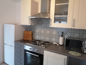 Apartamento | Cozinha privada | Geladeira, micro-ondas, fogão, cooktop