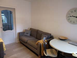 Apartamento | Sala de estar | TV 30 polegadas com canais digitais, lareira