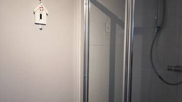 Apartment | Bathroom | Shower, hair dryer, towels